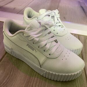 White puma sneakers.